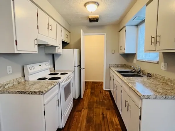 Broadmoor Apartments