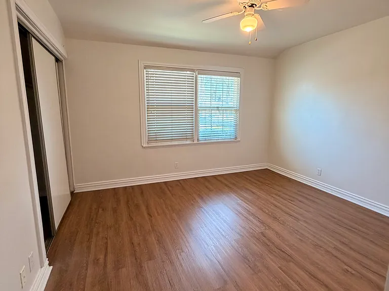 22221 Hartland St #HOUSE — Photo 5