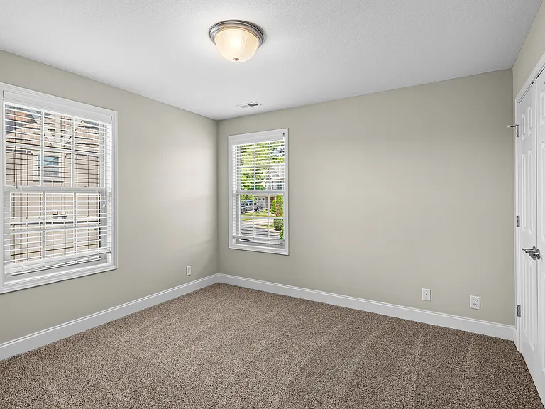 58 Burlington Ln — Photo 23