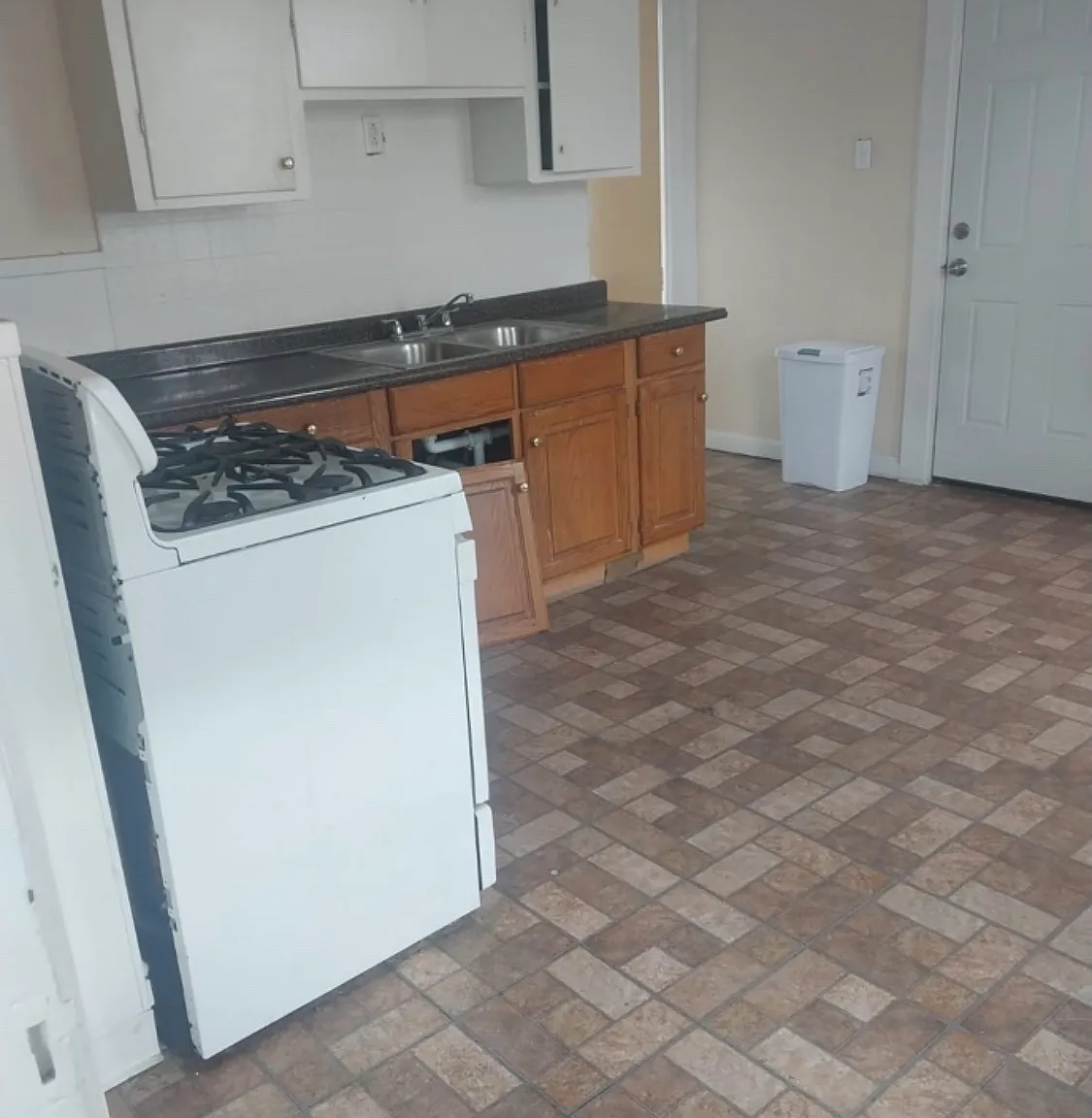 3 bed, 1000 sqft, $1,200 — Photo 4