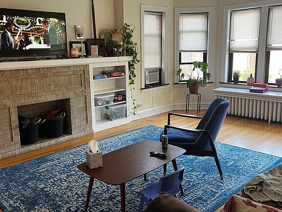 3rd image of 5834 N Maplewood Ave #2