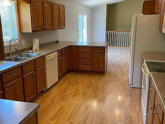 5th image of 495 Oak Meadow Dr