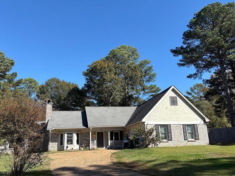 1st image of 688 Greenfield Dr