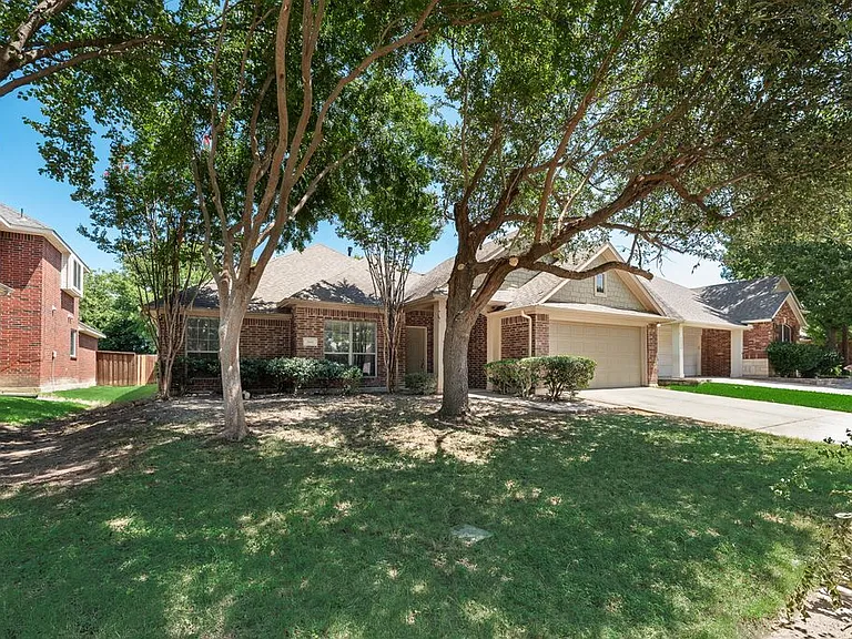 7600 Shasta Dr — Photo 1