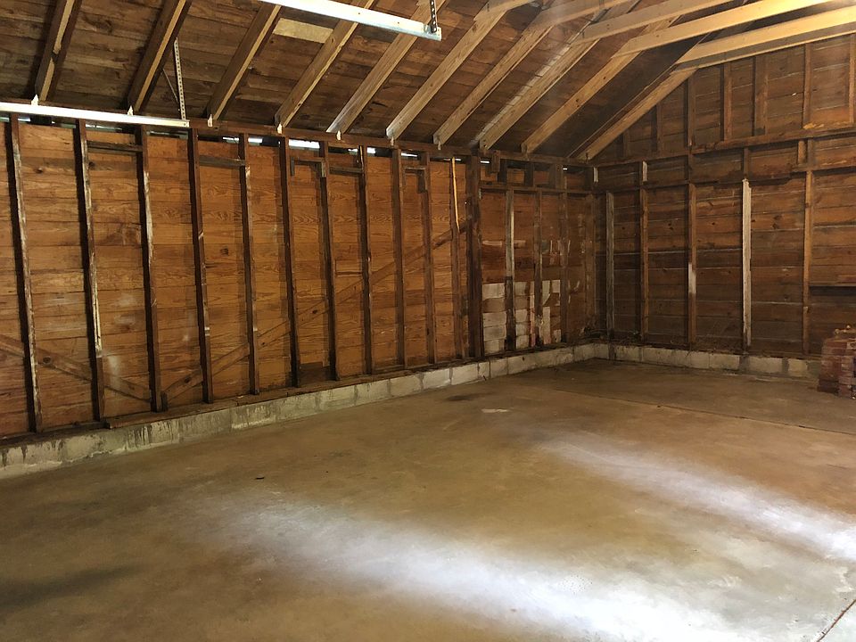 2nd image of 13 Roberts Ct W