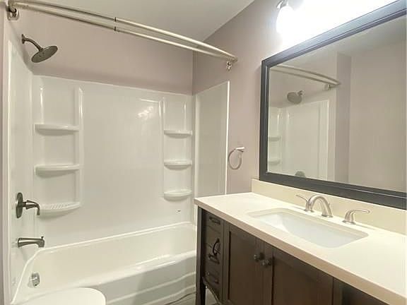5th image of 881 Richmond Ave #1