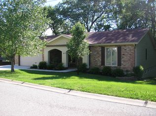 44 W Oak Hill Dr, Ballwin, MO 63021
