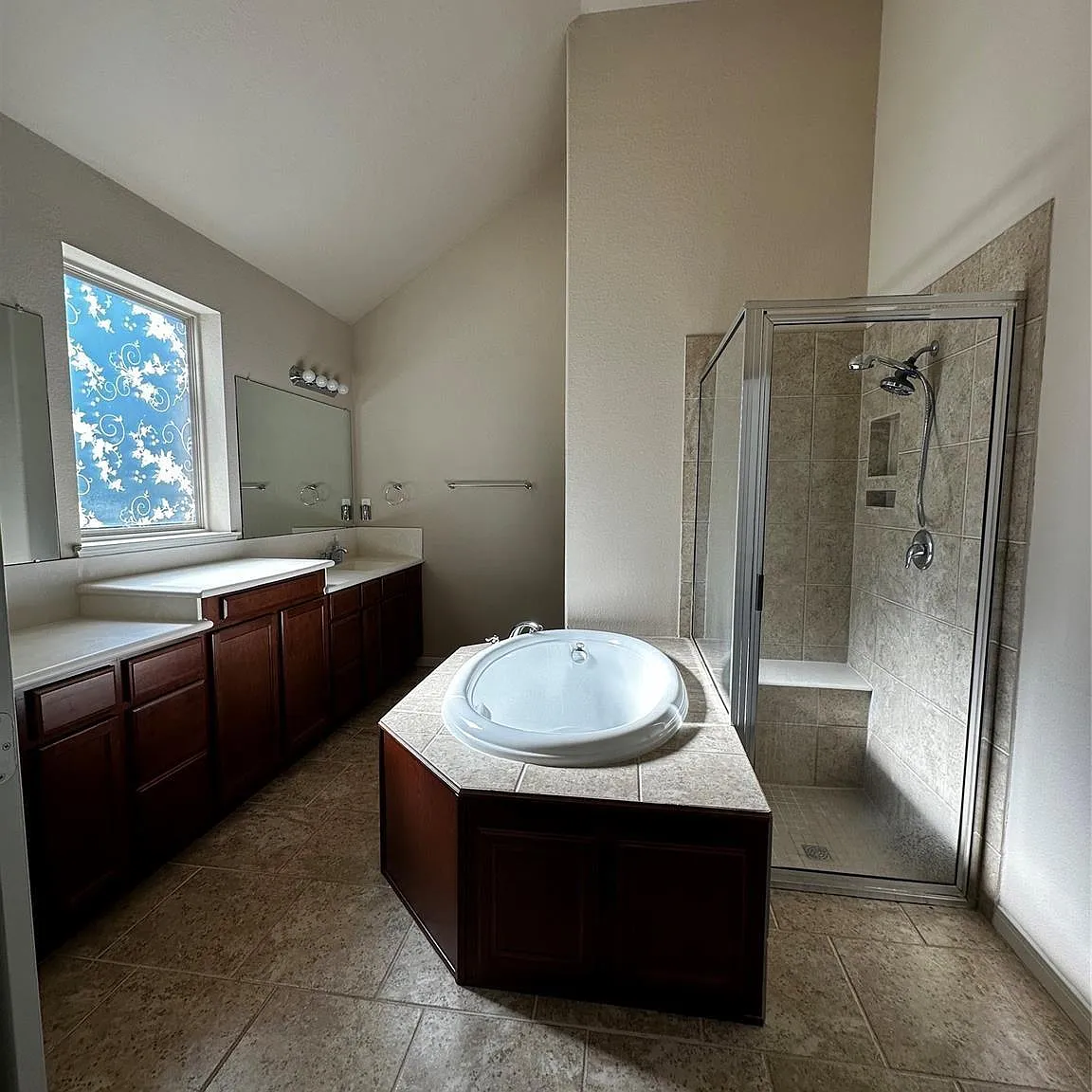 3 bed, 2.0 bath, 2064 sqft, $2,495 — Photo 3