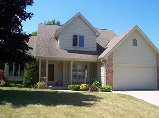 7425 W Woodbury Ct, Franklin, WI 53132