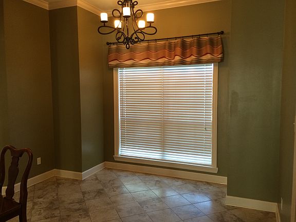 Eat-in kitchen area that will fit a table with 6 chairs