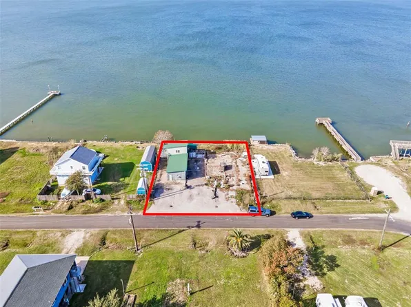 102 Jackson, Anahuac, TX 77514