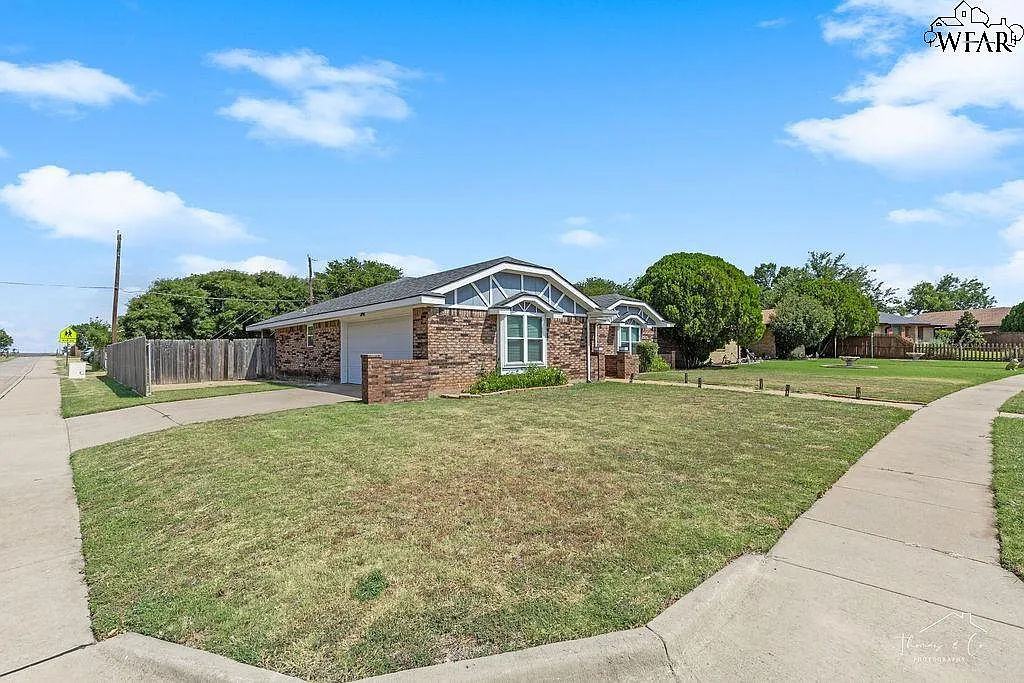 3 bed, 2.0 bath, 1450 sqft, $2,295 — Photo 2