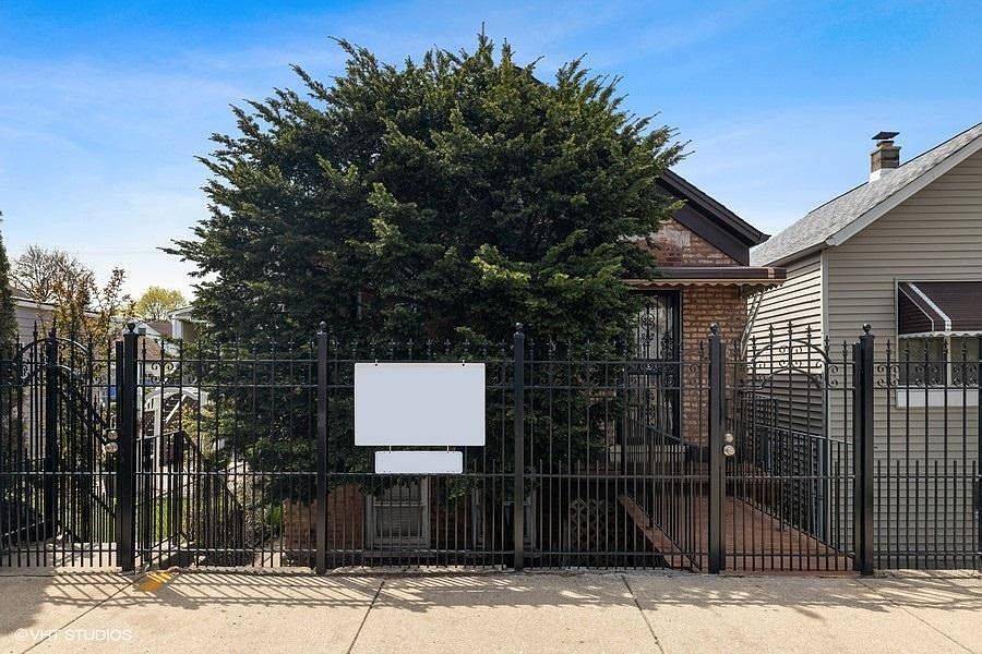 1st image of 3332 S Hoyne Ave