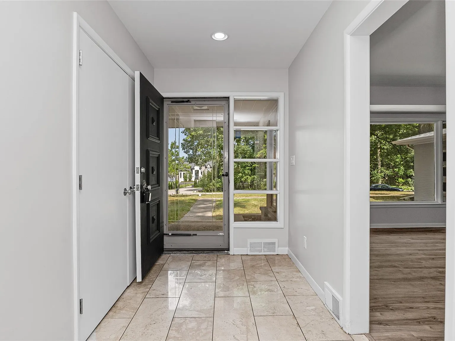 3 bed, 2.5 bath, 2400 sqft, $3,900 — Photo 4