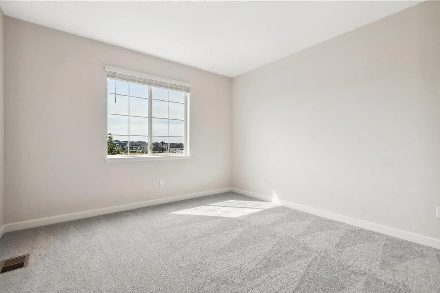 5 bed, 4001 sqft, $3,900 — Photo 3