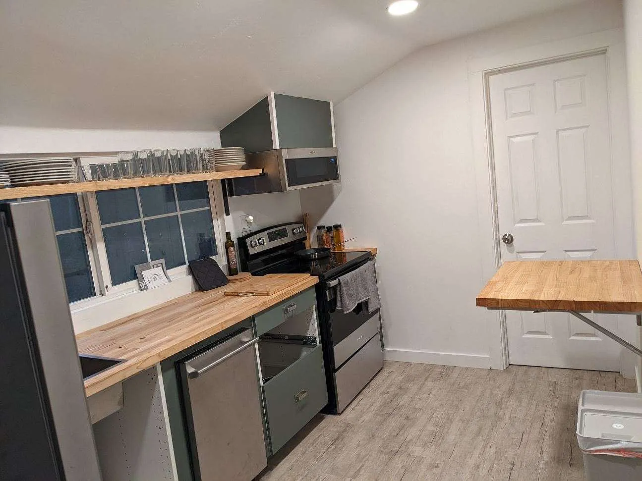7 bed, 2200 sqft, $775 — Photo 2