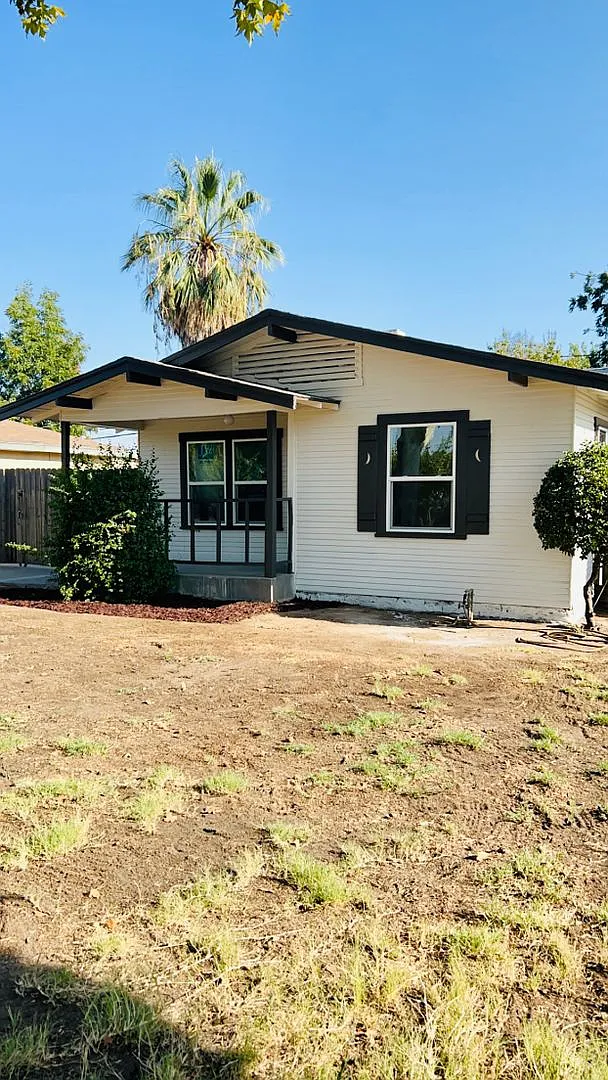 Charming 2 bed 1 bath near tower district — Photo 3