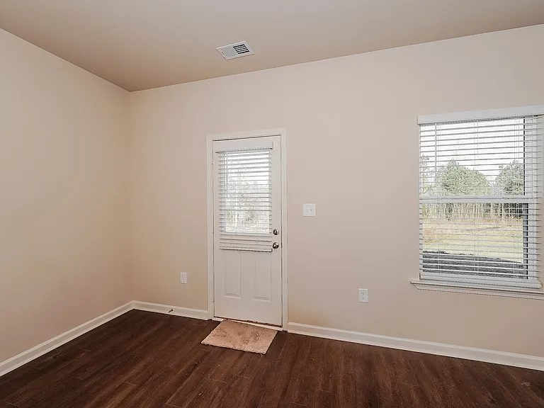 165 Clover Ln — Photo 3