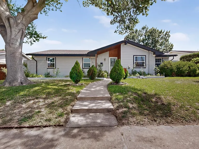 1514 Douglas Dr — Photo 2