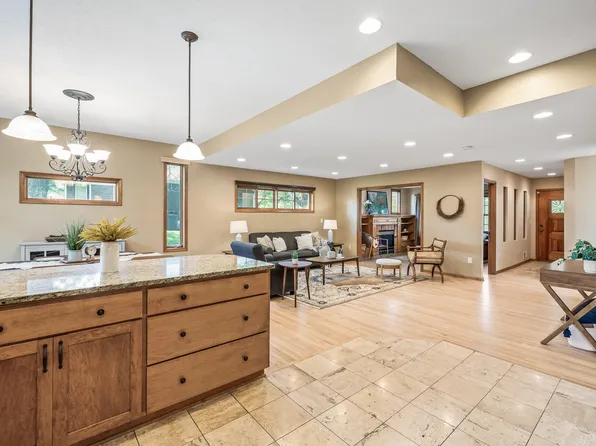 4709 Overlook Dr, Bloomington, MN 55437