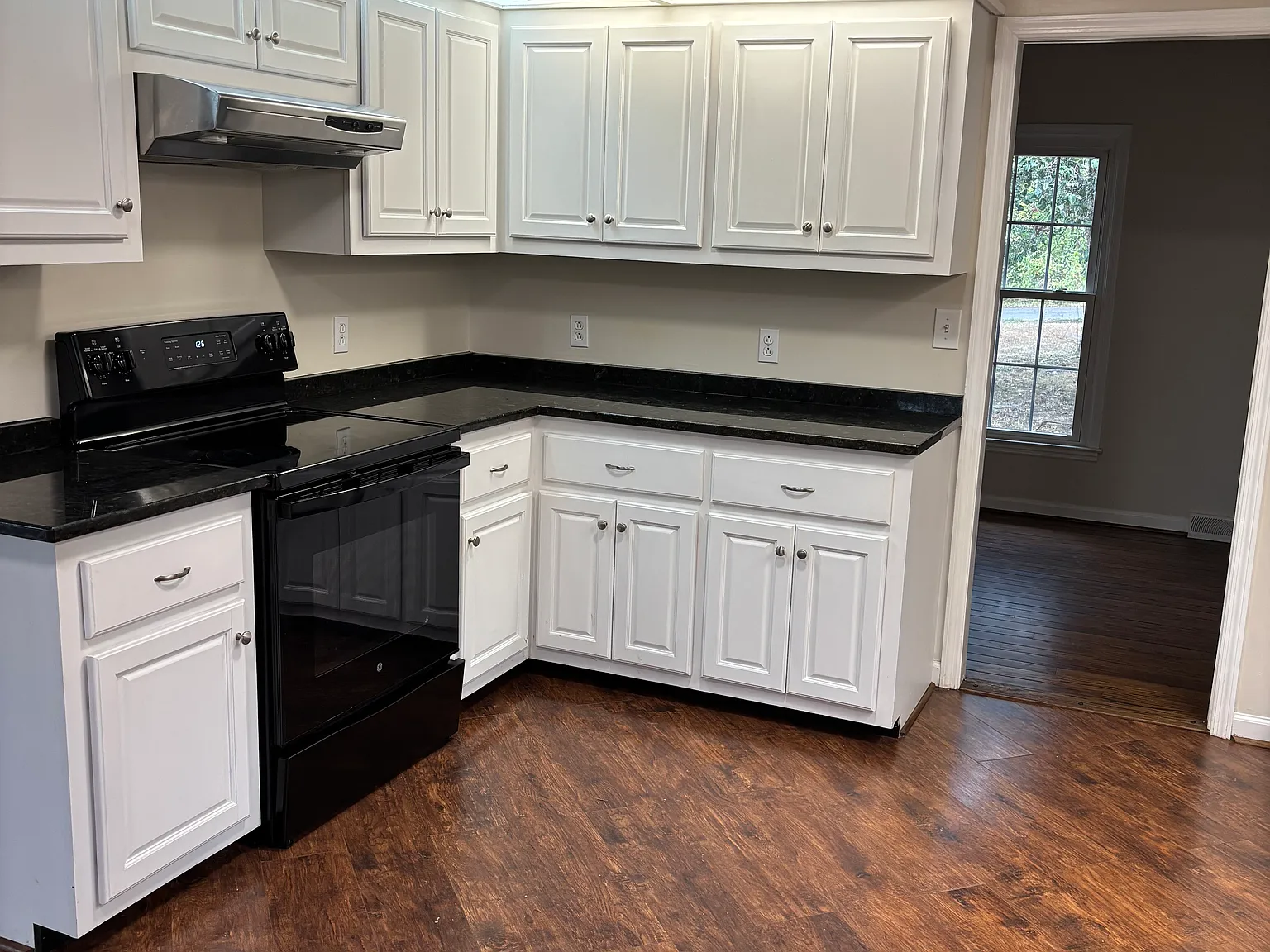 3 bed, 2418 sqft, $2,850 — Photo 2