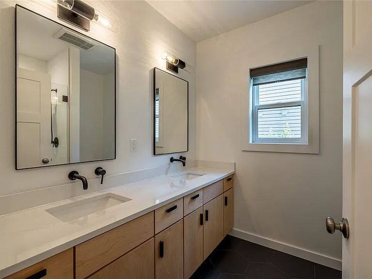 113 W Whitman St #A — Photo 18