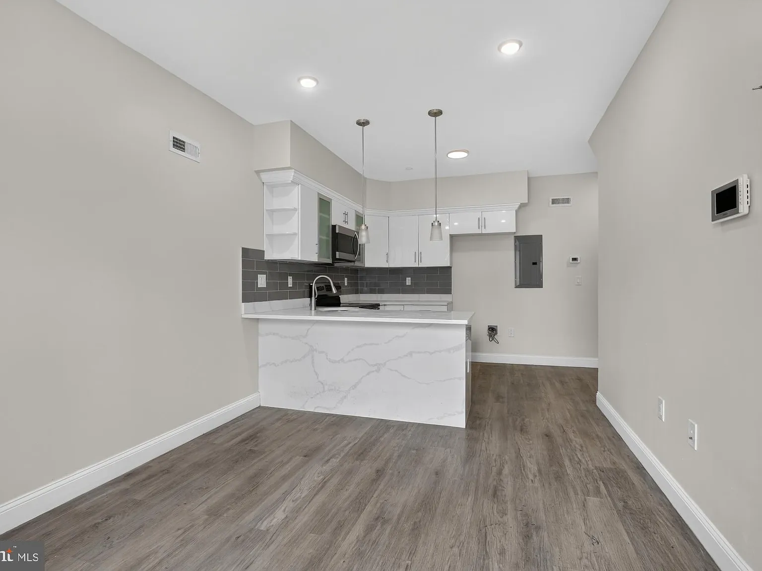 2 bed, 2.0 bath, 2096 sqft, $2,295 — Photo 2