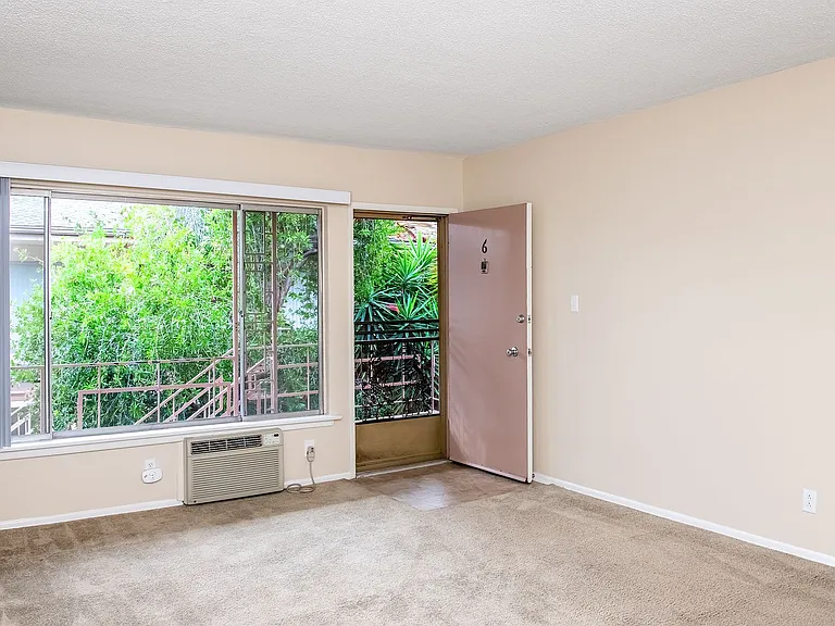 1025 Melrose Ave — Photo 3