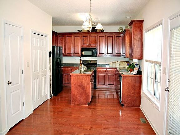 Gourmet Kitchen w/Granite Counter Tops 