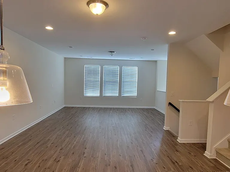 1407 Regents Ln — Photo 4