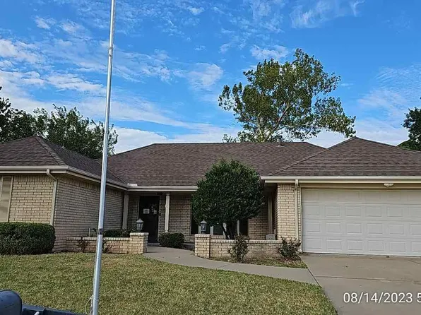 306 SE Camelot Dr, Lawton, OK 73501
