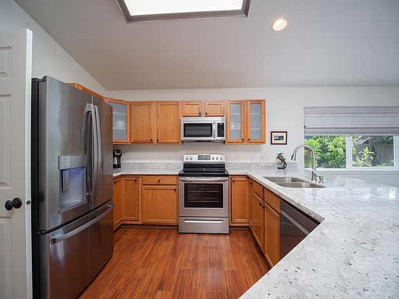 Kitchen - all new appliances and countertops