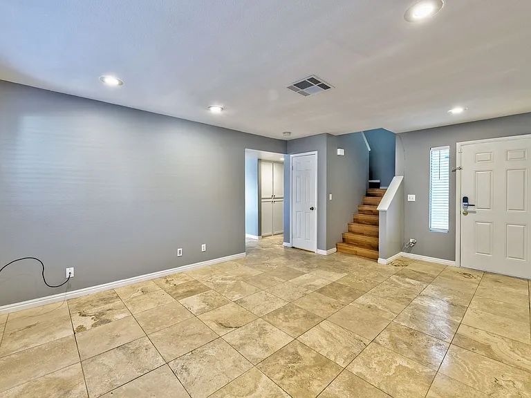 2078 Waverly Cir — Photo 3