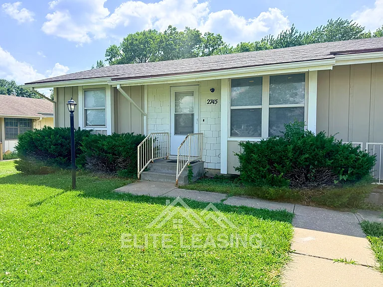 2745 SW Arrowhead Rd — Photo 1