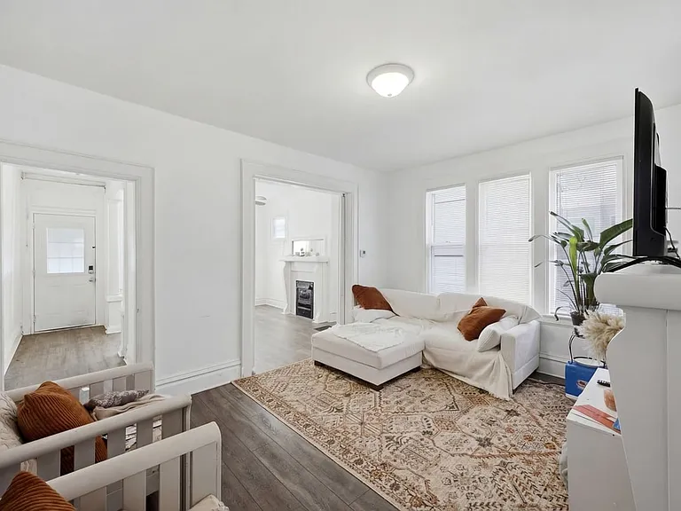 2209 Summit St — Photo 16