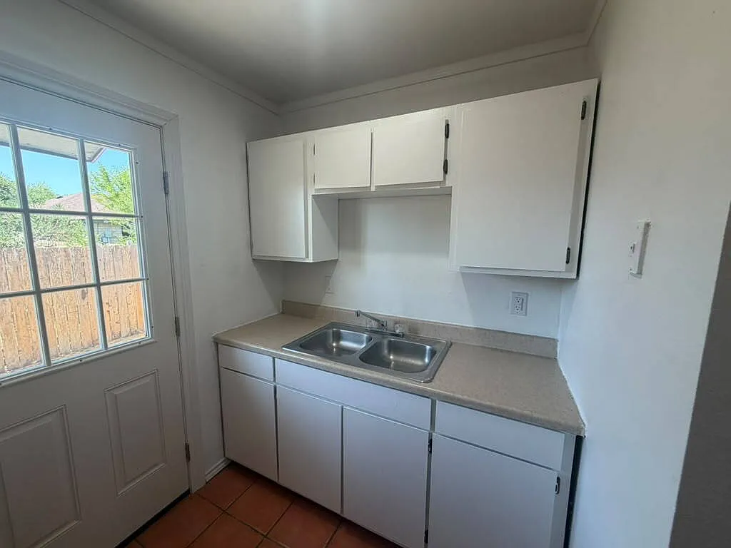 2 bed, 1.0 bath, 840 sqft, $750 — Photo 3