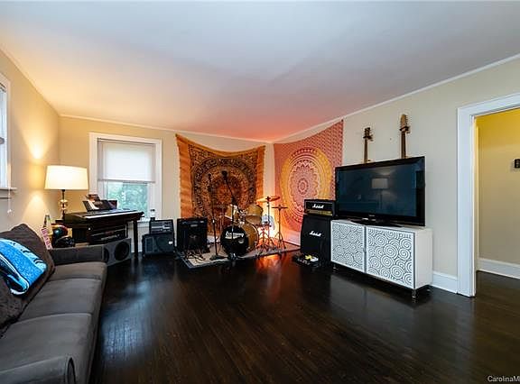 4th image of 7827 Douglas Dr
