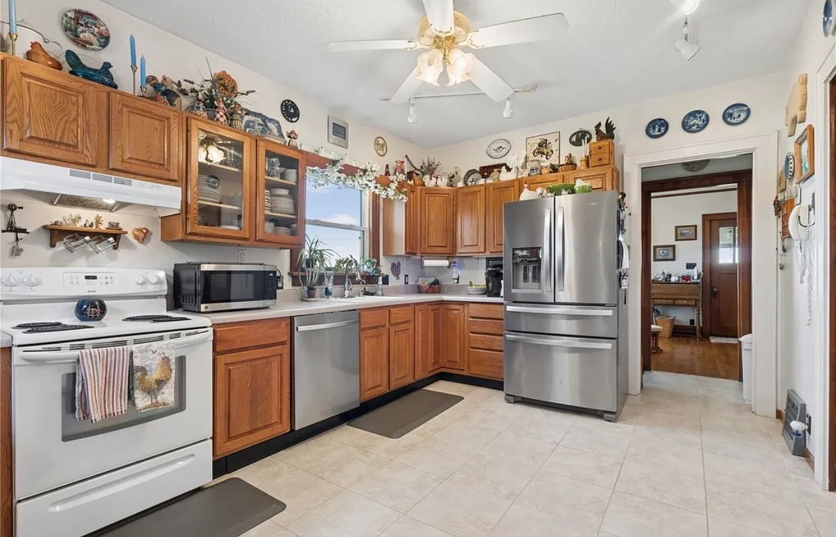 4 bed, 2385 sqft, $2,500 — Photo 3