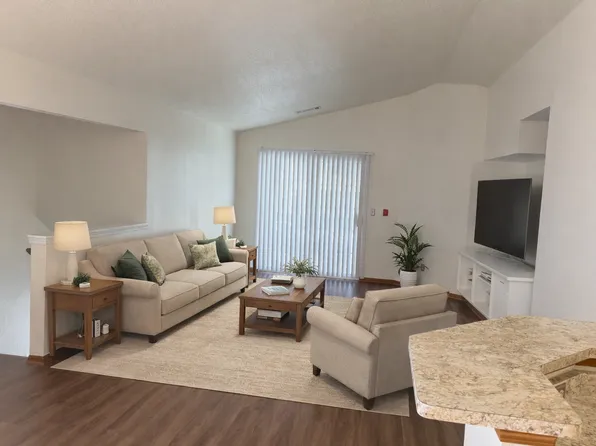 7-143 W Fieldstone Cir #Oak, Oak Creek, WI 53154