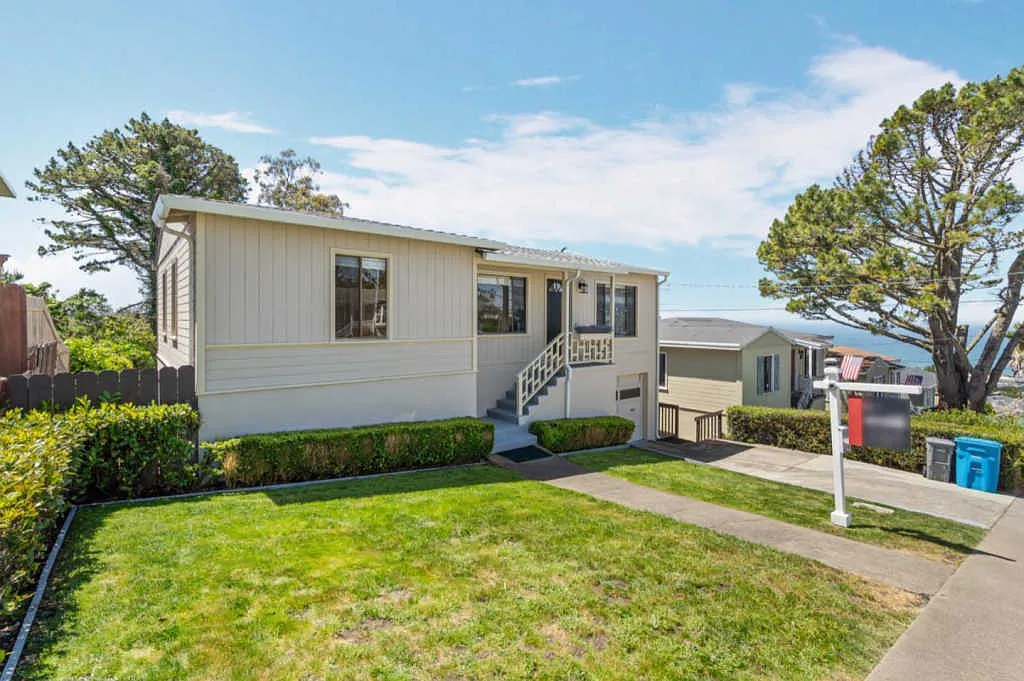 424 Manor Dr photo 1