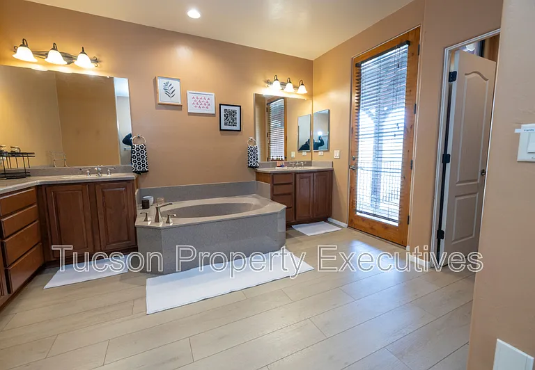 123 E Castlefield Cir — Photo 6