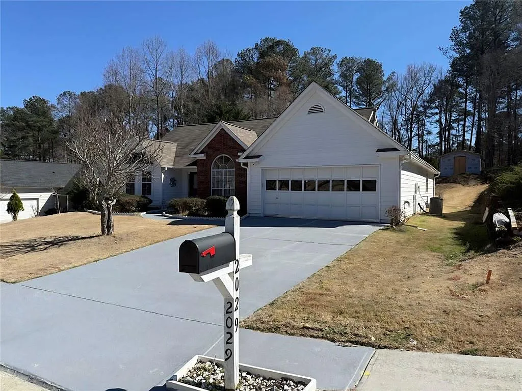 3 bed, 2.0 bath, 1955 sqft, $2,400 — Photo 4