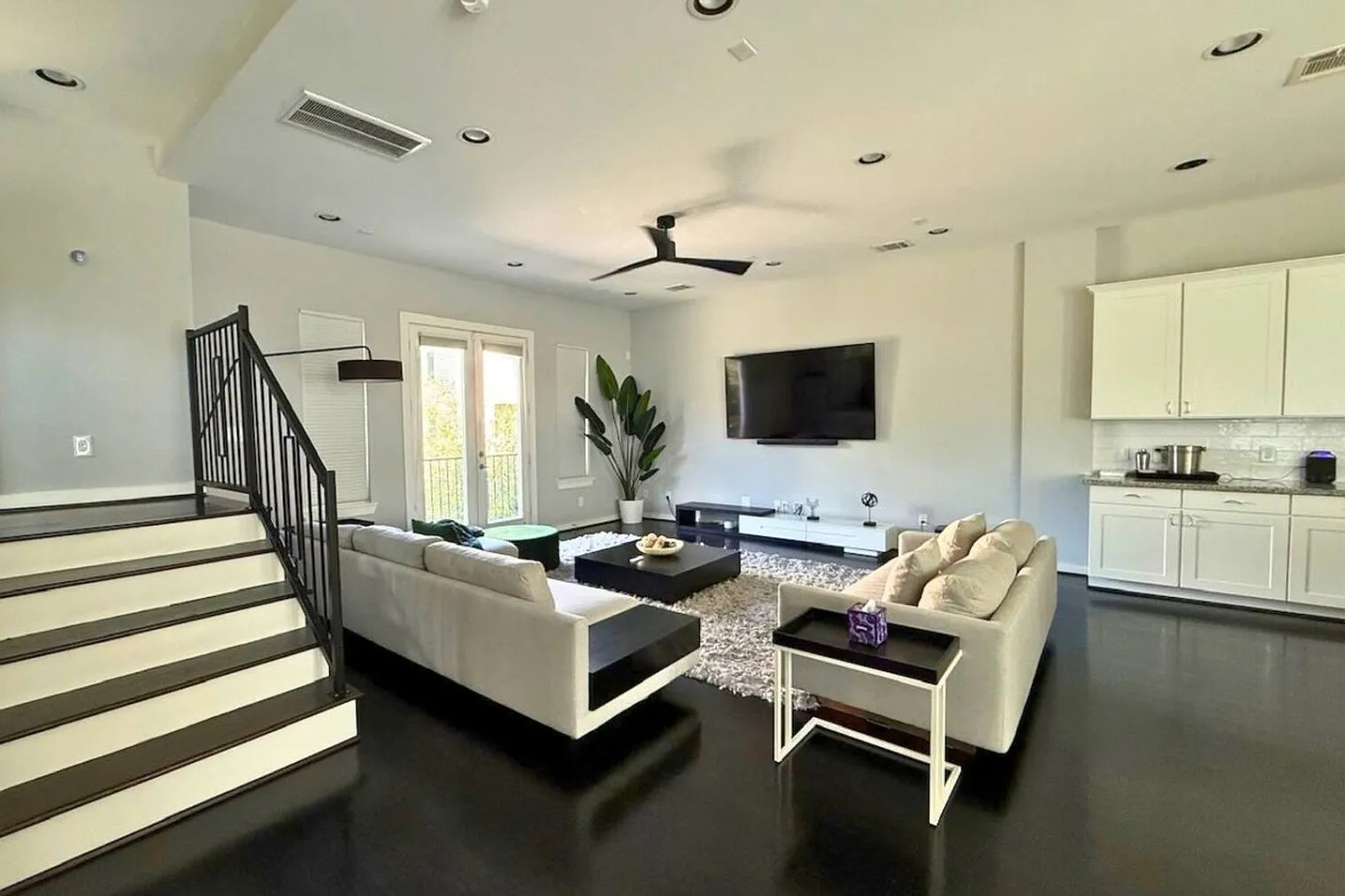 3 bed, 3.0 bath, 2314 sqft, $4,219 — Photo 4