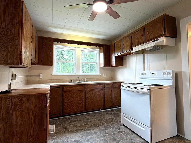 540 Oakwood St — Photo 2