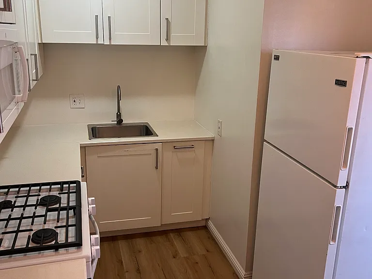 1442 W 27th St #1 — Photo 3