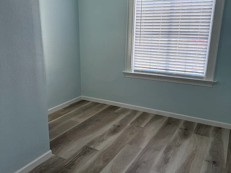 1009 E 12th St — Photo 11