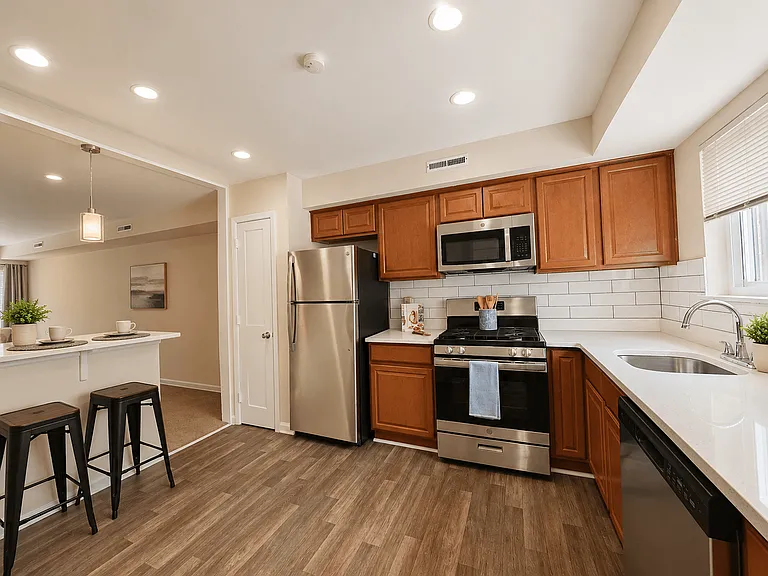 Cambridge Commons Apartments & Townhomes — Photo 9