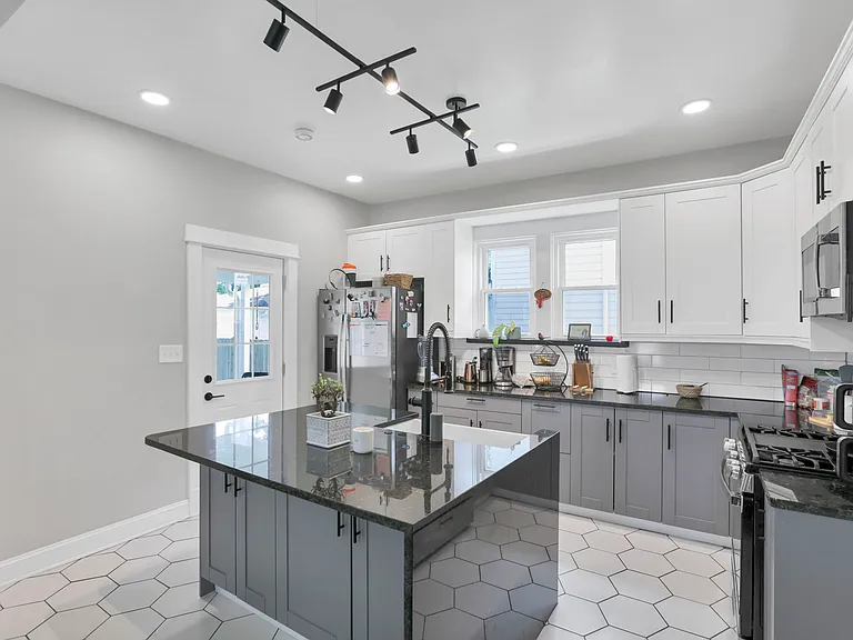 230 N State St — Photo 17