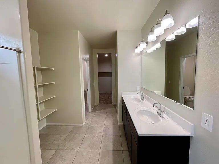 18563 W Desert Hollow Dr — Photo 2
