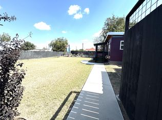 916 S Main St, Lockhart, TX 78644